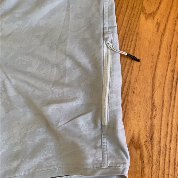 Under Armour boardshorts. Size 34. - Picture 5 of 8